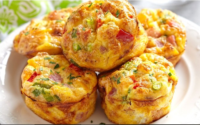 Uova ripiene di prosciutto e formaggio: sono quasi troppo belle per essere mangiate!