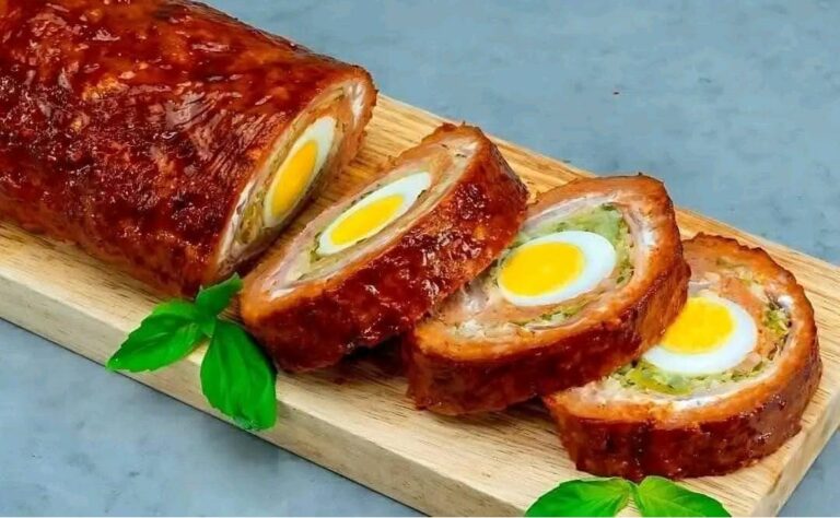 Torta al forno con uova e prosciutto