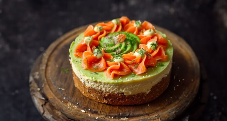 Cheesecake salata con avocado e salmone
