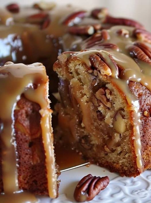 Torta di mele e noci pecan con glassa al caramello