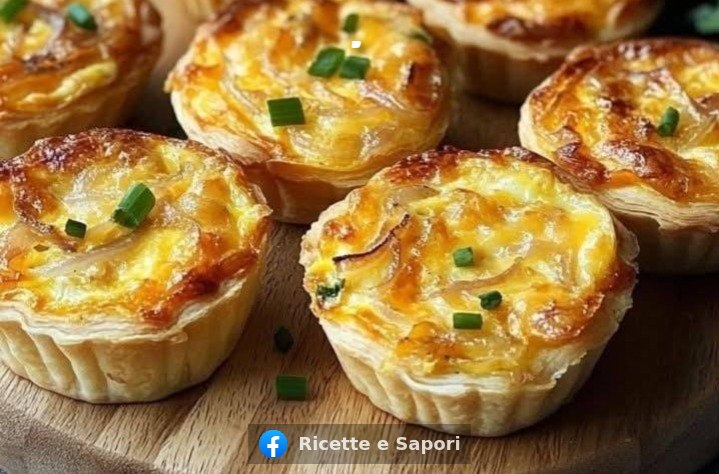 Mini quiche con cipolle e formaggio fuso