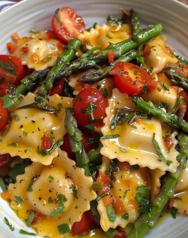 Ravioli con pomodori, asparagi, aglio ed erbe aromatiche