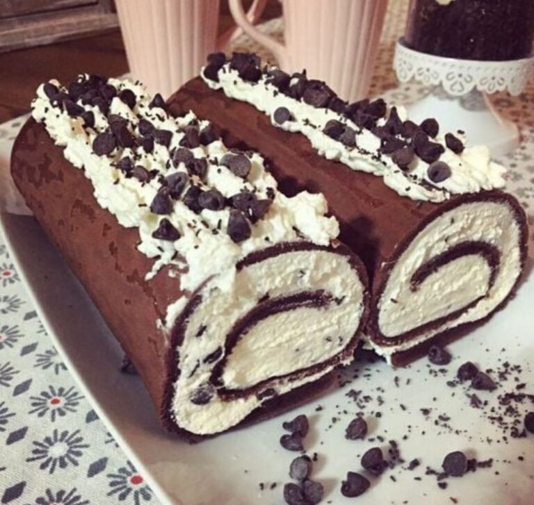 Rotolo al cacao con mascarpone panna e gocce di cioccolato