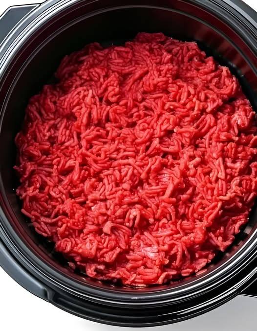 Metti la carne macinata cruda in una pentola a cottura lenta con questi 4 ingredienti