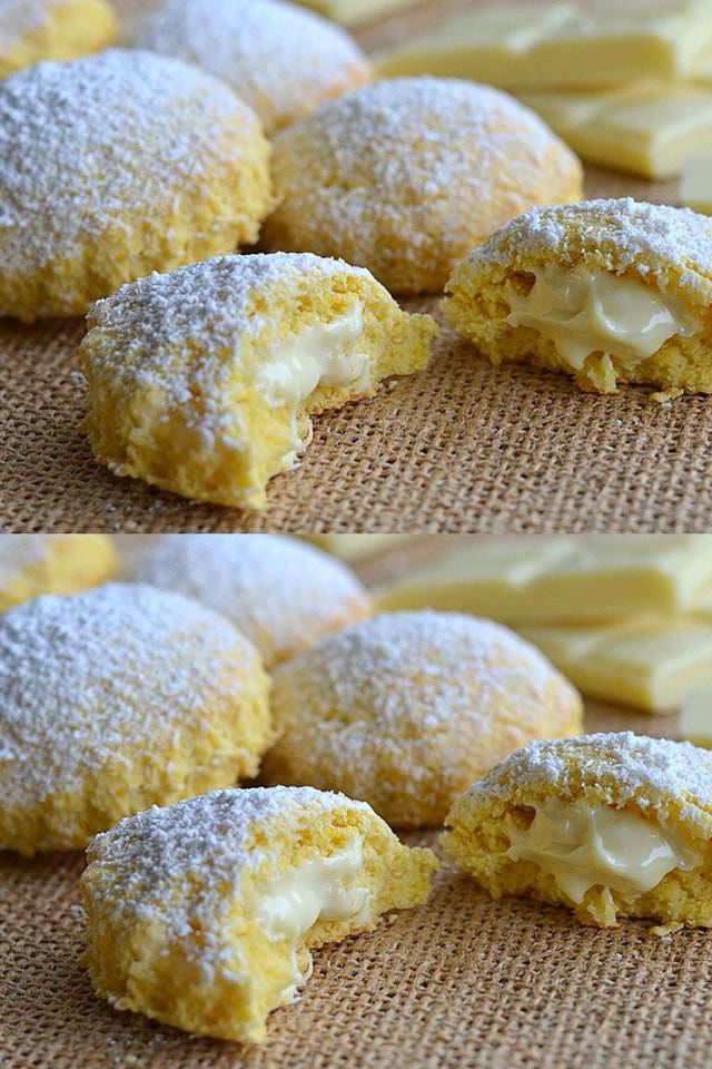 Biscotti al cocco con un cuore cremoso di cioccolato bianco