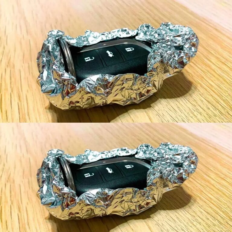 Perché mettere le chiavi della macchina in un foglio di alluminio?