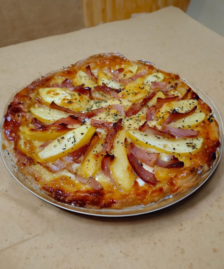 Crostata di patate, camembert e bacon: ricetta gustosa da scoprire