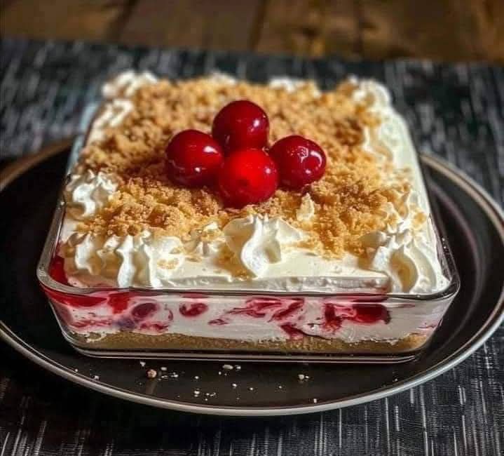 Cheesecake alle ciliegie con strati abbondanti.