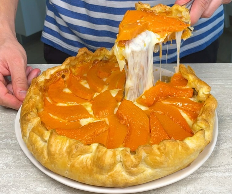 Torta salata zucca e salsiccia: la ricetta del rustico gustoso e saporito