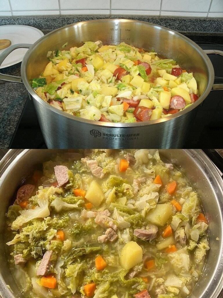 Stufato di cavolo riccio abbondante e piccante con carne di maiale affumicata