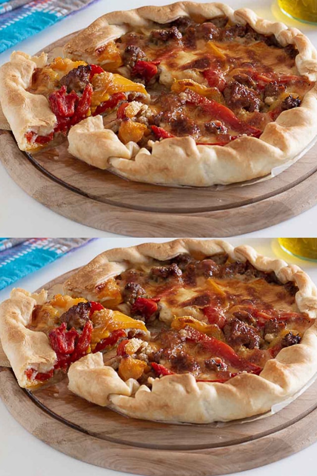 Gustosa torta di peperoni con salsiccia e formaggio