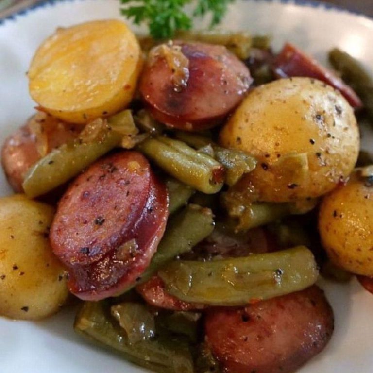 Casseruola di patate al formaggio e salsiccia affumicata