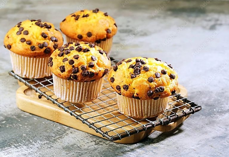 Muffin al cioccolato con salsa al cioccolato fondente