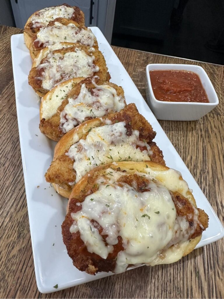 Pane all’aglio con pollo e parmigiano