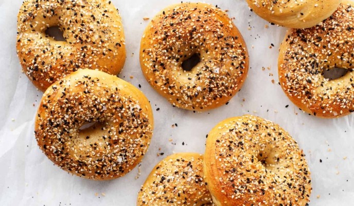 Bagel Fatti in Casa Facili: Croccanti all’esterno e morbidi all’interno! 🥯