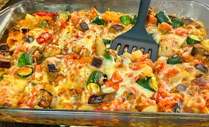 Casseruola di verdure arrostite con salsa di pomodoro e formaggio