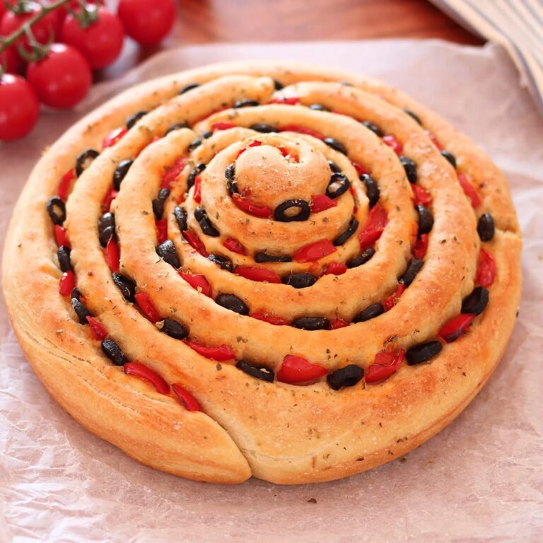 Focaccia arrotolata con pomodorini e olive