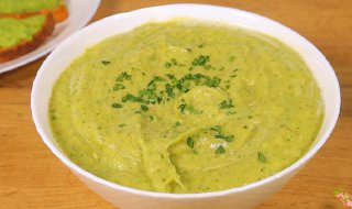 Zuppa cremosa di verdure con crostini alle erbe