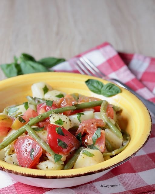 Insalata di patate, fagiolini e pomodori: contorno estivo fresco e super veloce