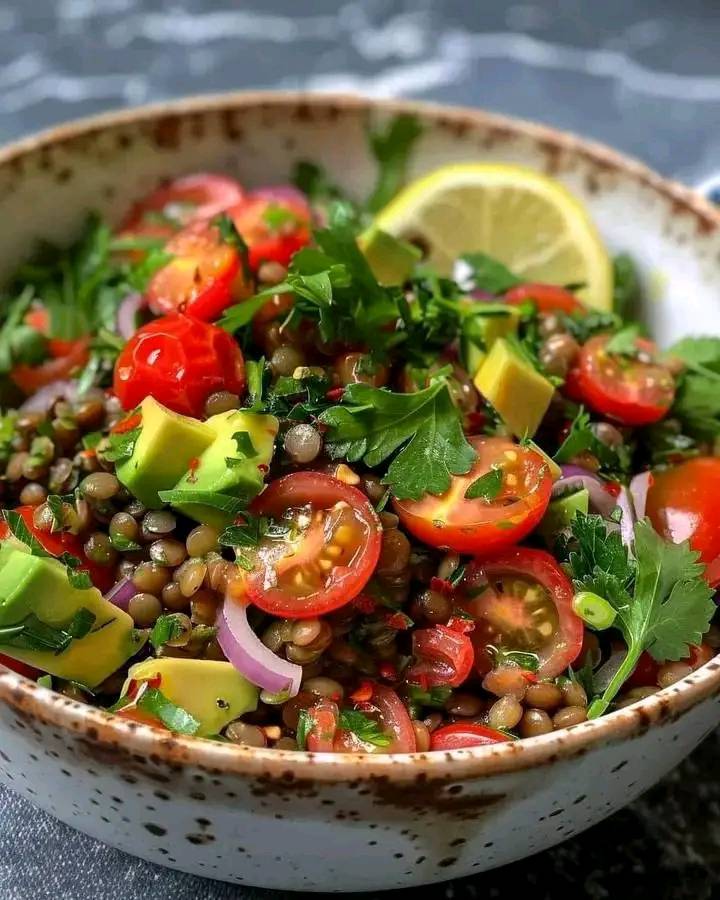 INSALATA DI LENTICCHIE E AVOCADO RICCA DI PROTEINE