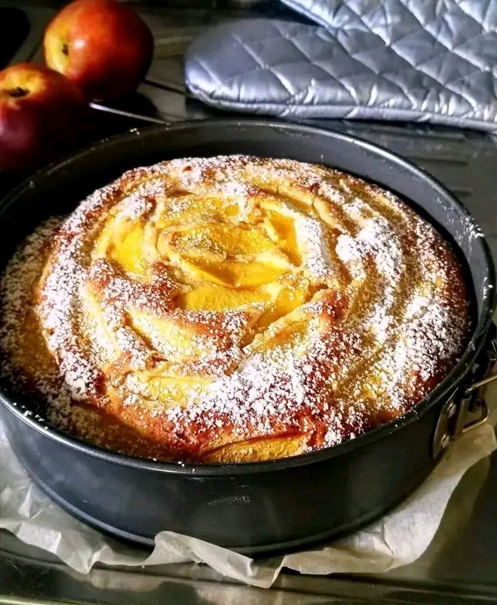 La torta del mattino è sopra la tavola