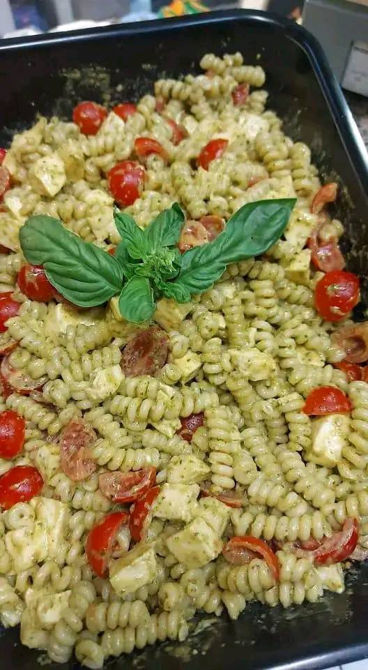 Pasta fredda con mozzarella pomodorini