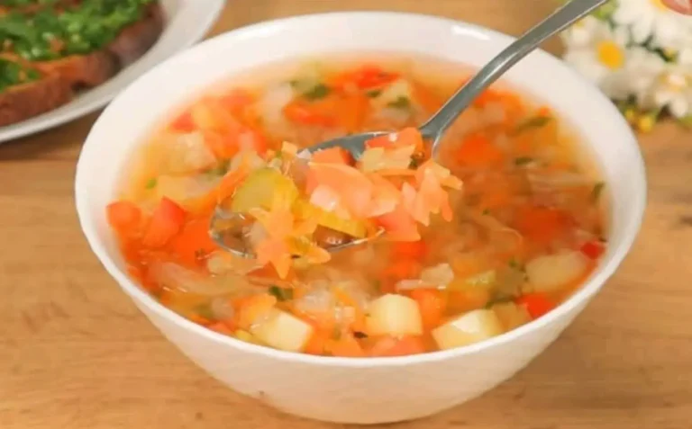 Zuppa di cavolo detox e verdure – Nutriente, leggera e confortante