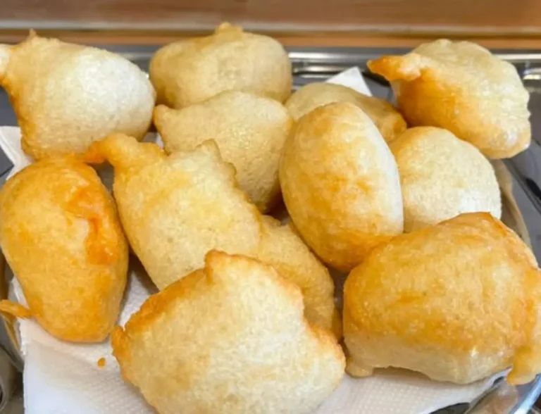 Dorate, croccanti e irresistibili! Farina, acqua tiepida, un pizzico di sale e lievito. La ricetta per averle gonfie: