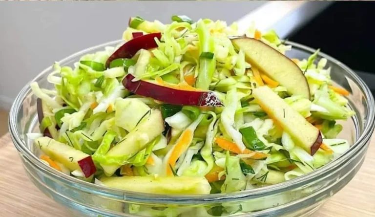 Insalata di cavolo, carote e mele con limone e aneto