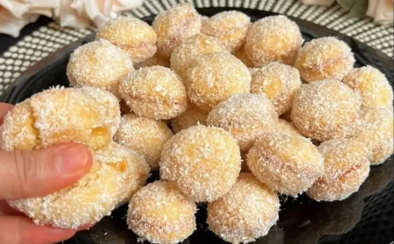 Biscotti semplici al cocco ripieni di marmellata