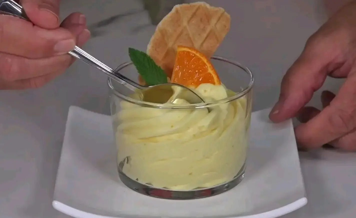Dessert cremoso all’arancia in 5 minuti, senza uova né gelatina. Un dessert delizioso che vi conquisterà sicuramente…