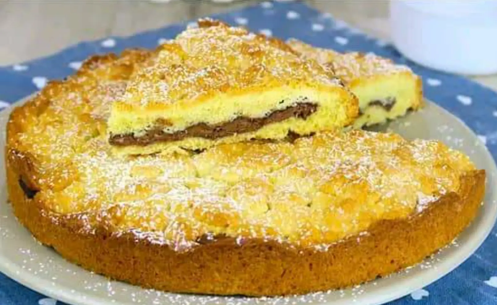 Spezzetta il cioccolato delle uova e aggiungilo alla frolla