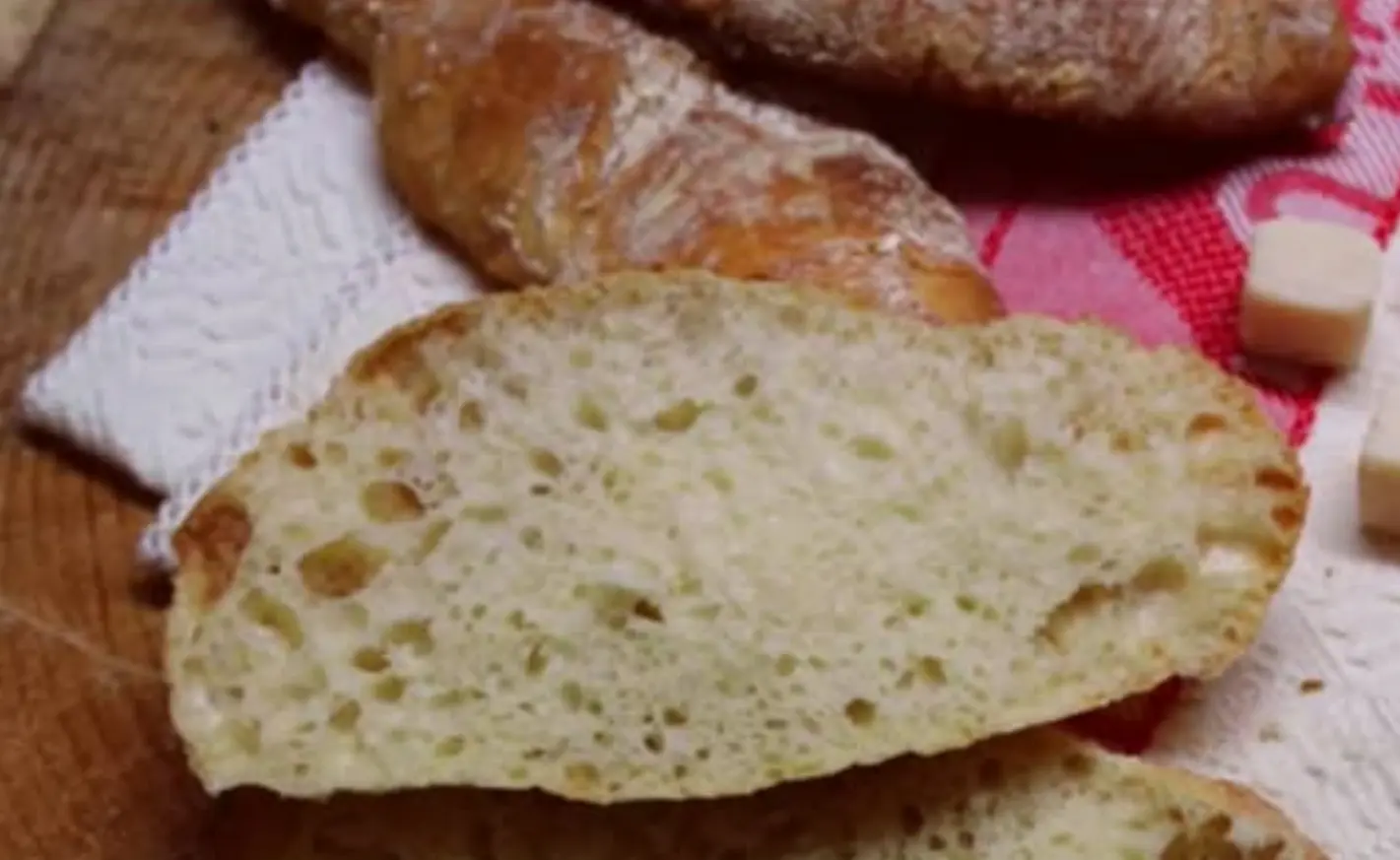 Solo 6 ingredienti e senza impastatrice! Sarà il pane più morbido mai assaggiato: