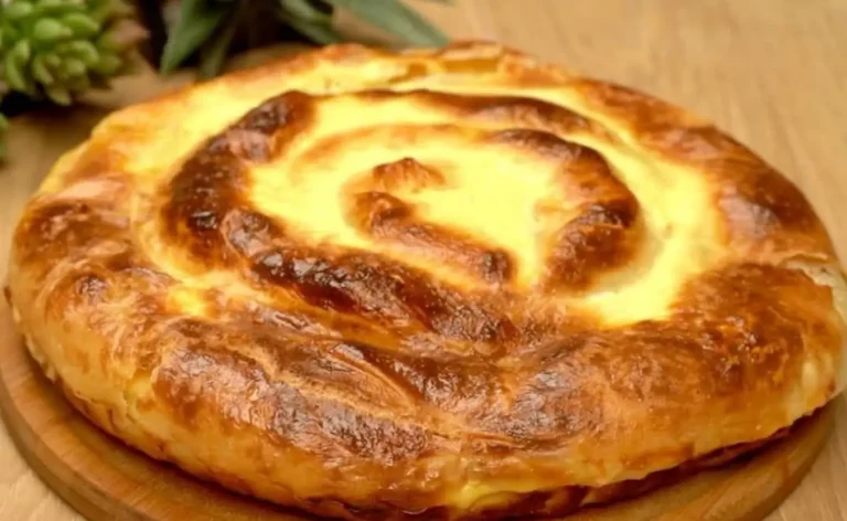 Questa ricetta di torta al formaggio cotta al forno è perfetta per uno spuntino o un delizioso dessert.