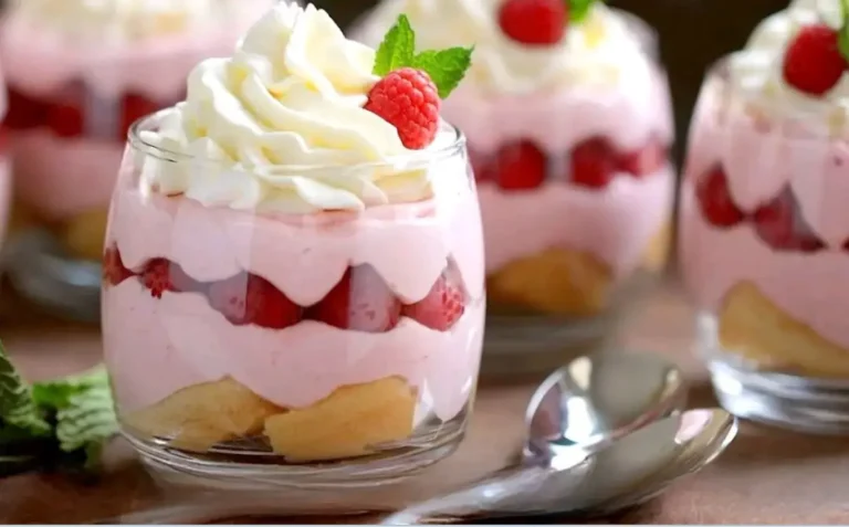 Delicati bicchierini di mousse al lampone