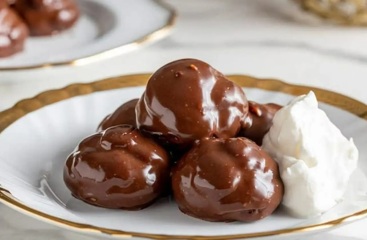 Bignè farciti con crema e ricoperti di goloso cioccolato