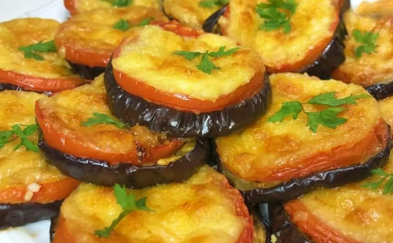 Melanzane al forno con mozzarella e pomodori