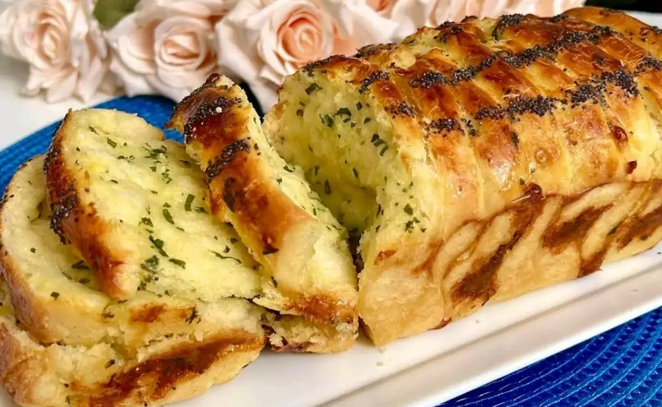 Panini ripieni di aglio, mozzarella e semi di papavero