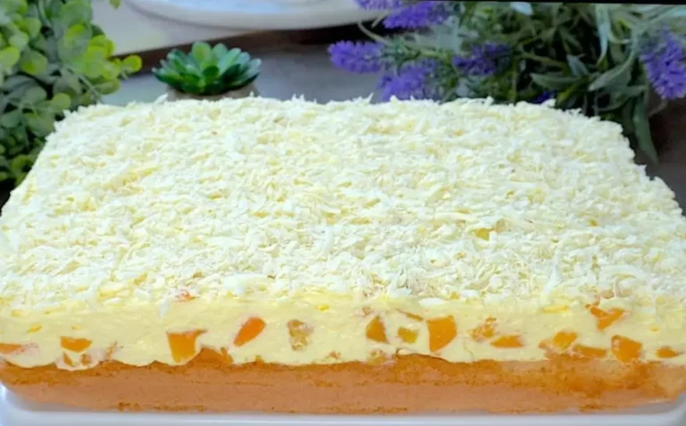 Torta alla vaniglia e pesche con panna e cioccolato bianco