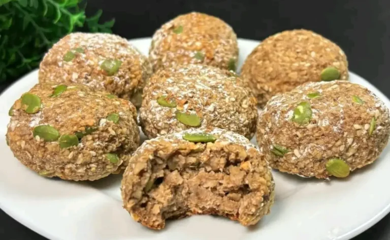 Spariranno in 1 minuto! Hai mai provato fiocchi d’avena e banana? Un dessert sano per dimagrire! Ingredienti: 1 tazza di fiocchi d’avena. 1 tazza di noci. 1 cucchiaio di zucchero vanigliato. 1 cucchiaio di semi di sesamo. 40 g di semi di zucca. 1 banana. succo di limone