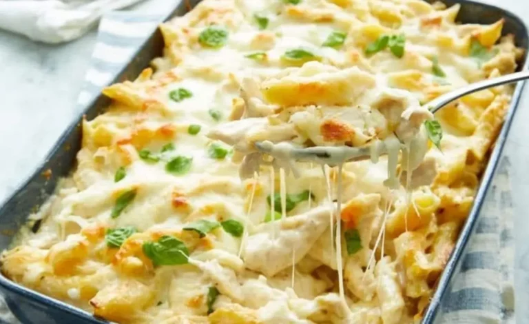 Pasta al forno cremosa con pollo e salsa Alfredo: un classico confortante