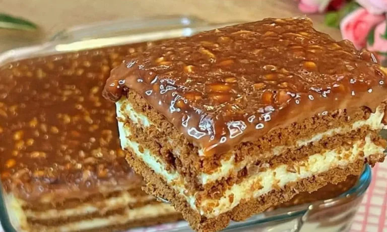 Delizioso dessert al cioccolato e crema pasticcera con base di biscotti croccanti