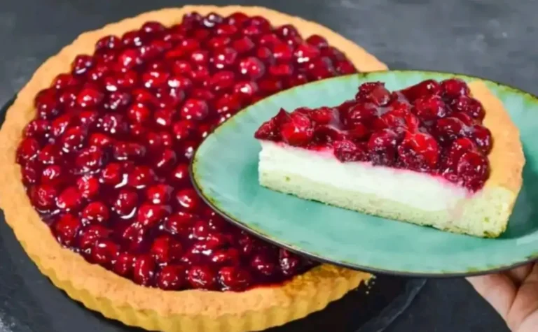 Dolce di pasta sfoglia pronto in soli 10 minuti! Cheesecake alle ciliegie con base al burro