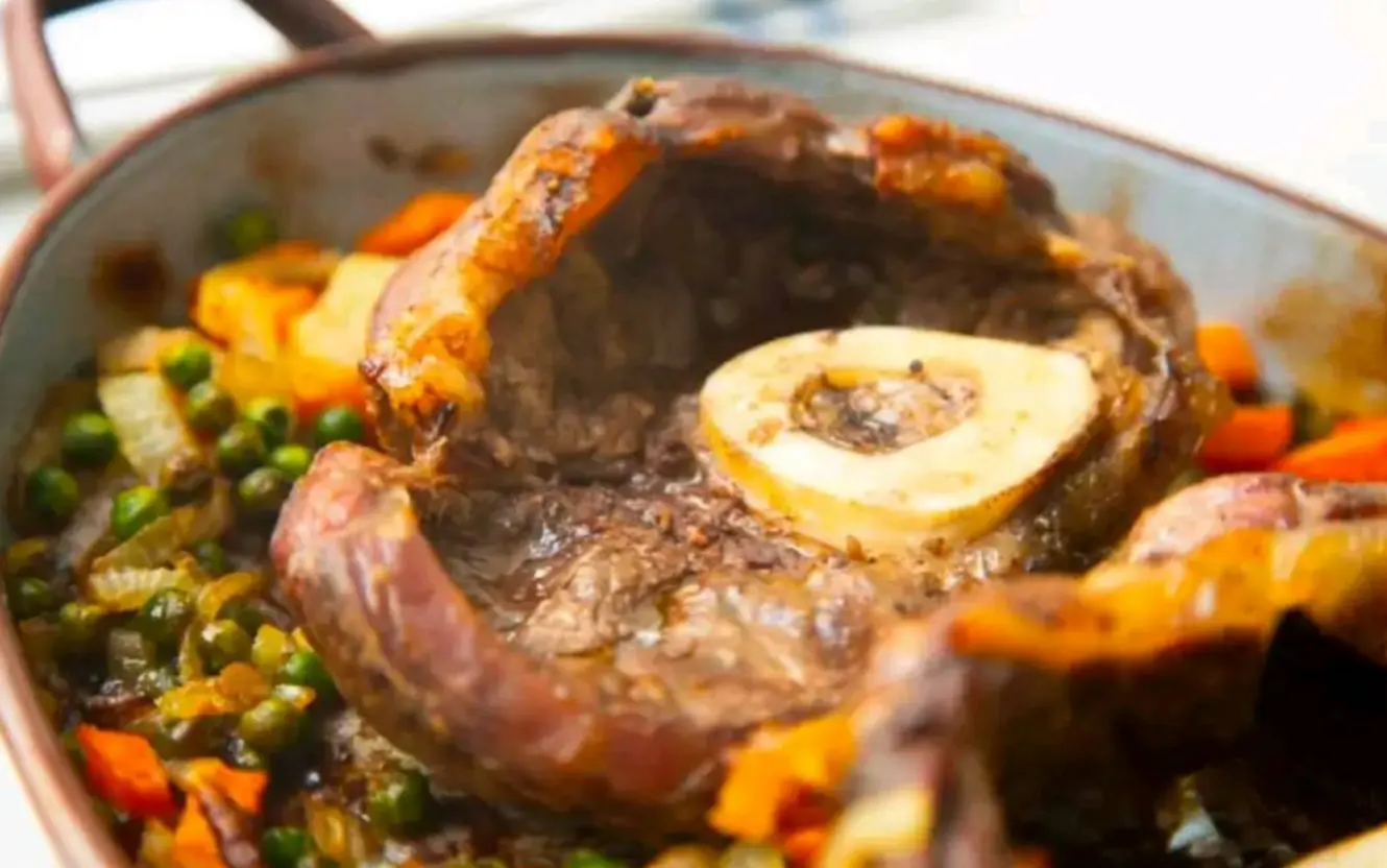 di ossobuco, una deliziosa specialità italiana a base di stinco di vitello brasato. Ecco come puoi preparare questo piatto a casa: