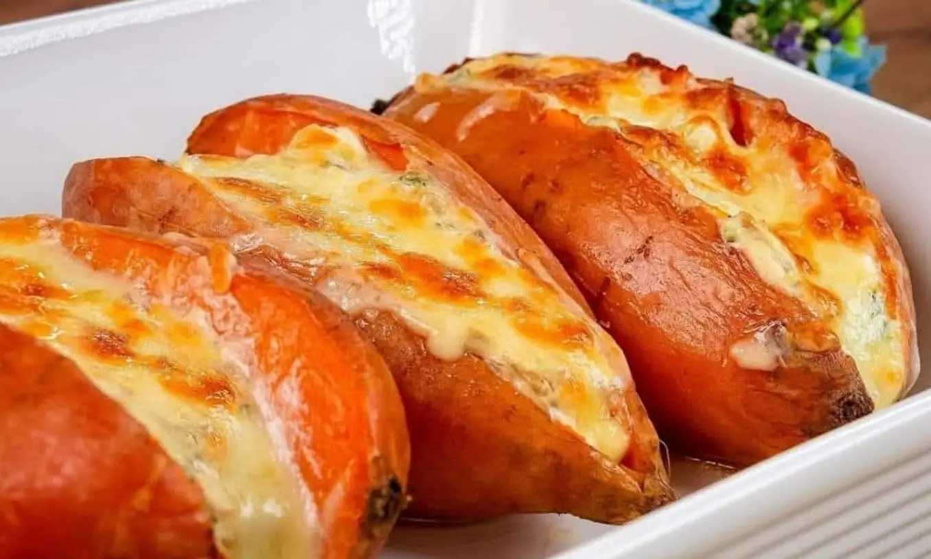 Tenera, saporita e facilissima ricetta di patate dolci con funghi e formaggio cremoso!