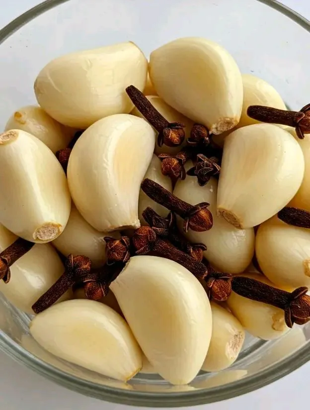 Mescolare aglio e chiodi di garofano