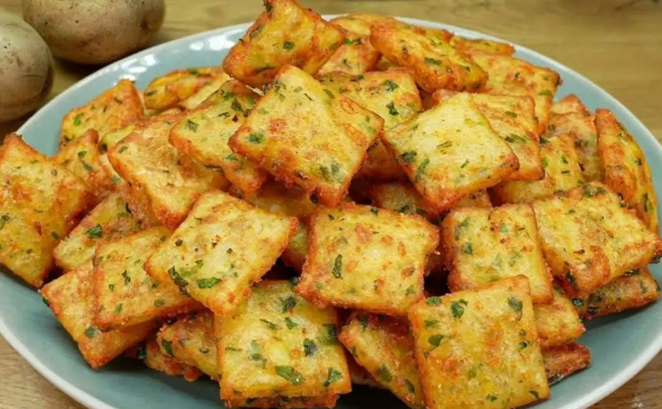 Rimarrete stupiti dal nuovo modo di preparare degli snack di patate con le patate comuni! I vostri bambini adoreranno sicuramente questa ricetta per degli snack di patate!