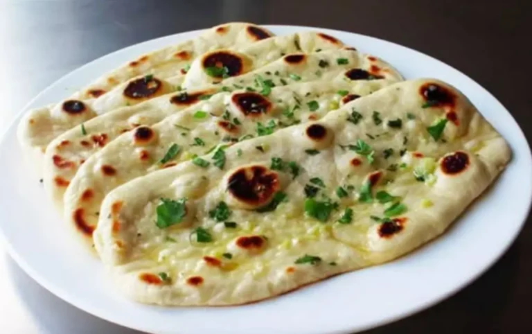 Mettete l’impasto in padella e lasciatelo gonfiare. Messo a centro tavola finirà in un attimo