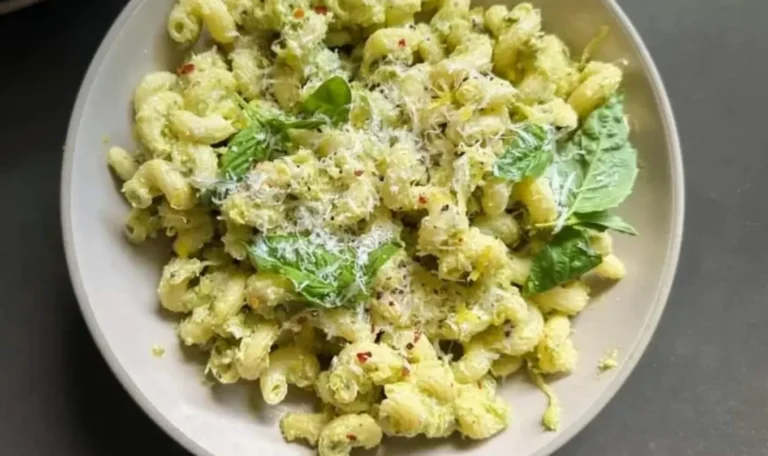 Pasta cremosa di zucchine e basilico con ricotta e limone