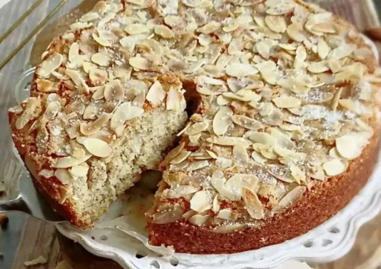 Una torta di mandorle con copertura di mandorle e glassa può essere un dessert davvero speciale e appetitoso.